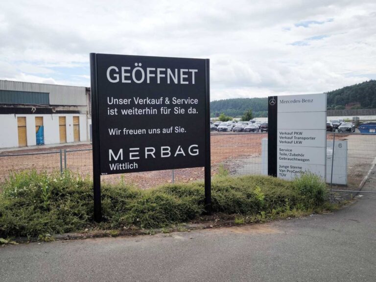 Schild Merbag mit Aufschrift "Unser Verkauf und Service ist weiterhin für Sie da.