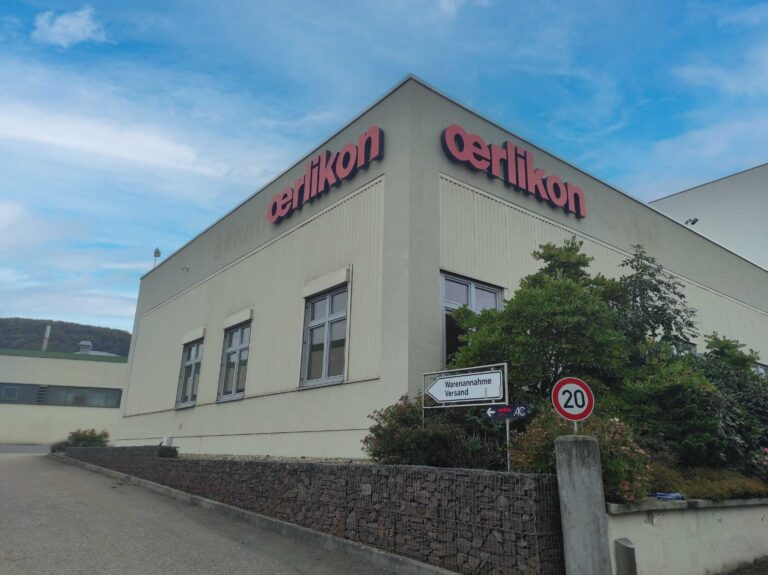Leuchtwerbung an der Fassade des Hauses Oerlikon