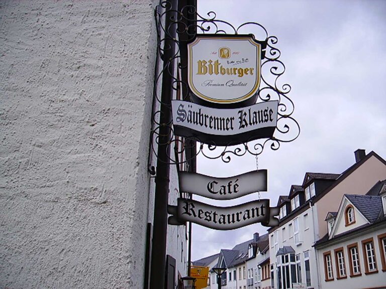 Ausleger-Schild mit schmiedeeisernen Ornamenten Säubrenner Klause