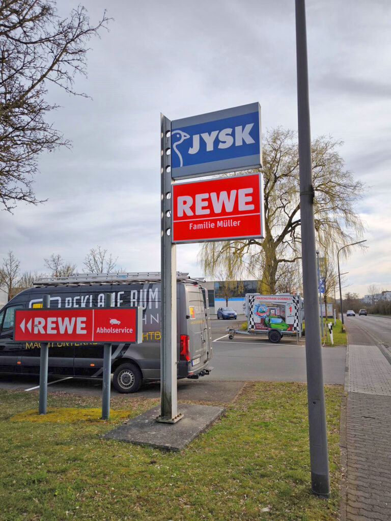 Schildanlage mit Leuchtschild Jysk / REWE Müller