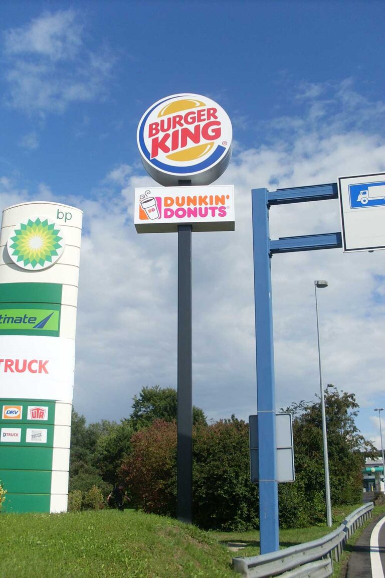 beleuchteter Werbepylone Werbeturm Burger King / Dunkin Donuts
