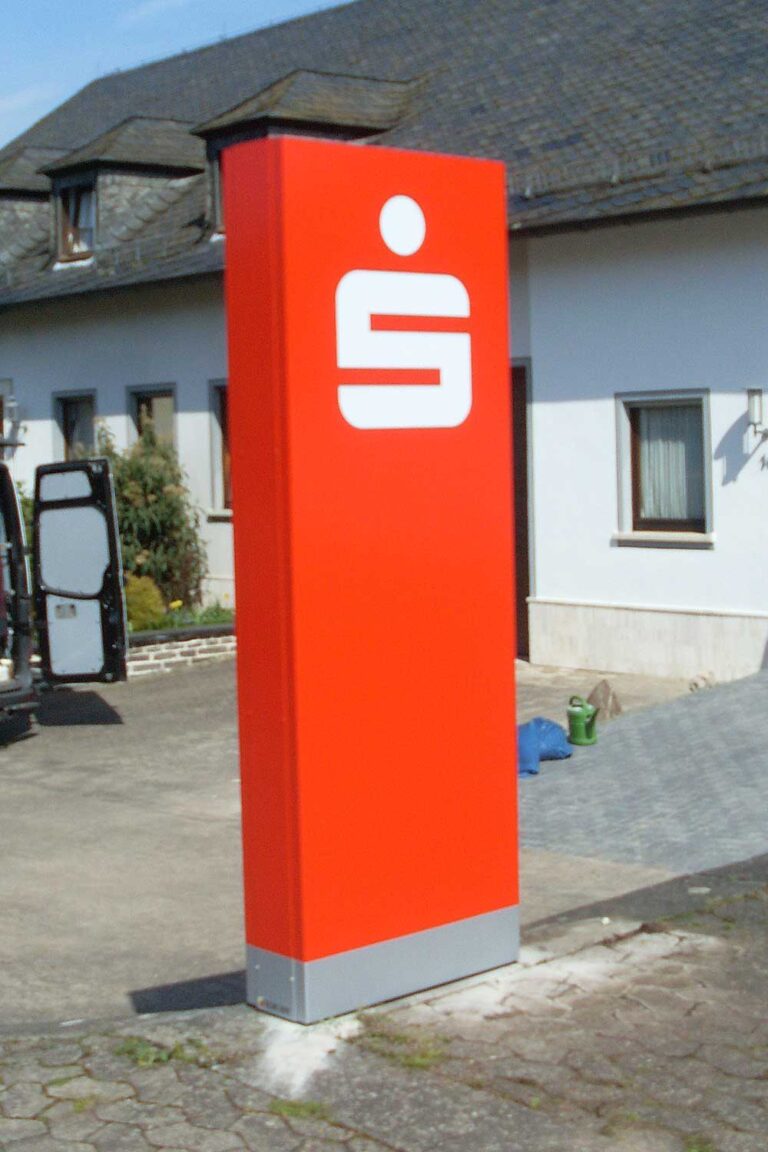 Pylone mit Sparkassen-Werbung