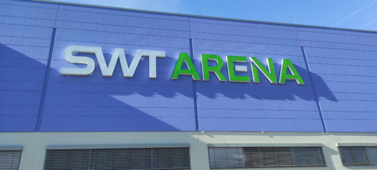 Leuchtwerbung an der Fassade der SWT-Arena