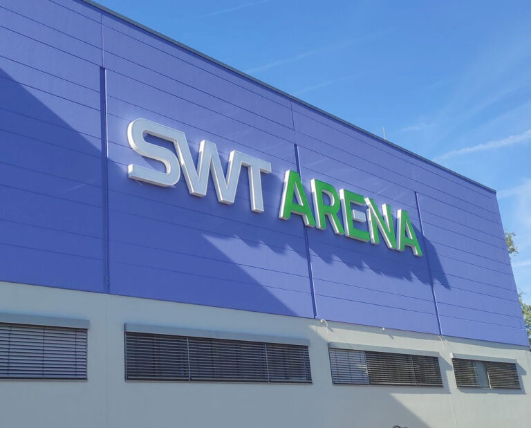 Leuchtwerbung an der Fassade der SWT-Arena
