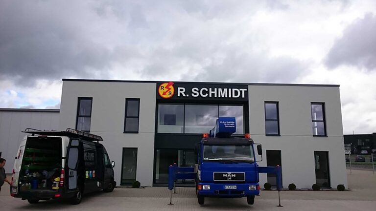 Leuchtwerbung an der Fassade des Firmengebäudes R. Schmidt