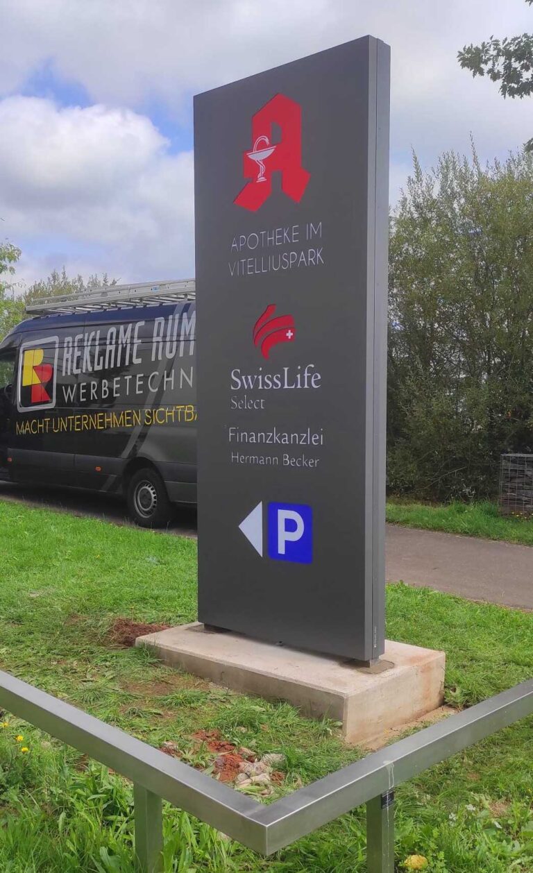 Pylone mit Apotheken-Werbung