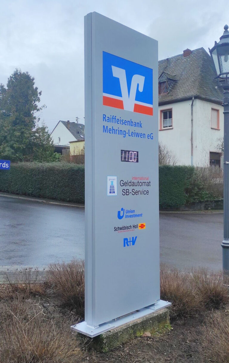 Pylone mit Raiffeisenbank-Werbung
