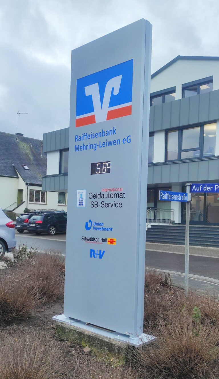 Pylone mit Raiffeisenbank-Werbung