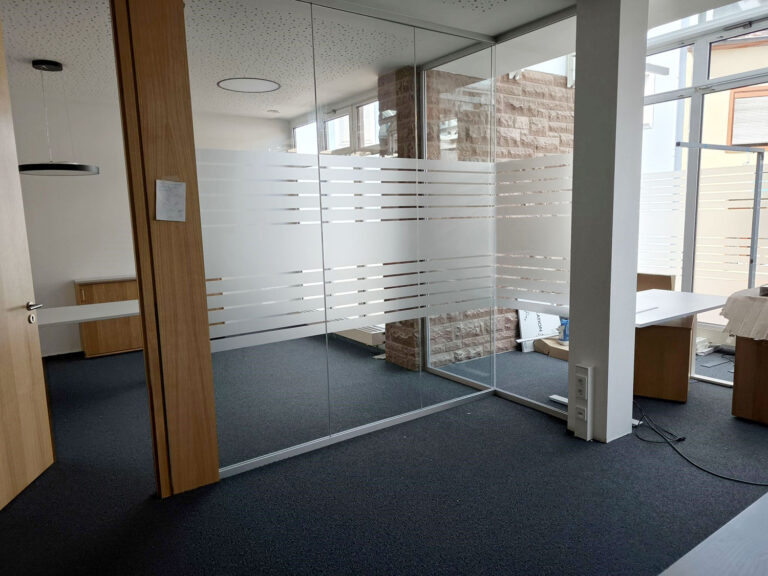 Sichtschutz-Folierung in einem Innenraum