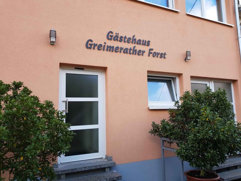 Fräsbuchstaben Gästehaus Greimerather Forst