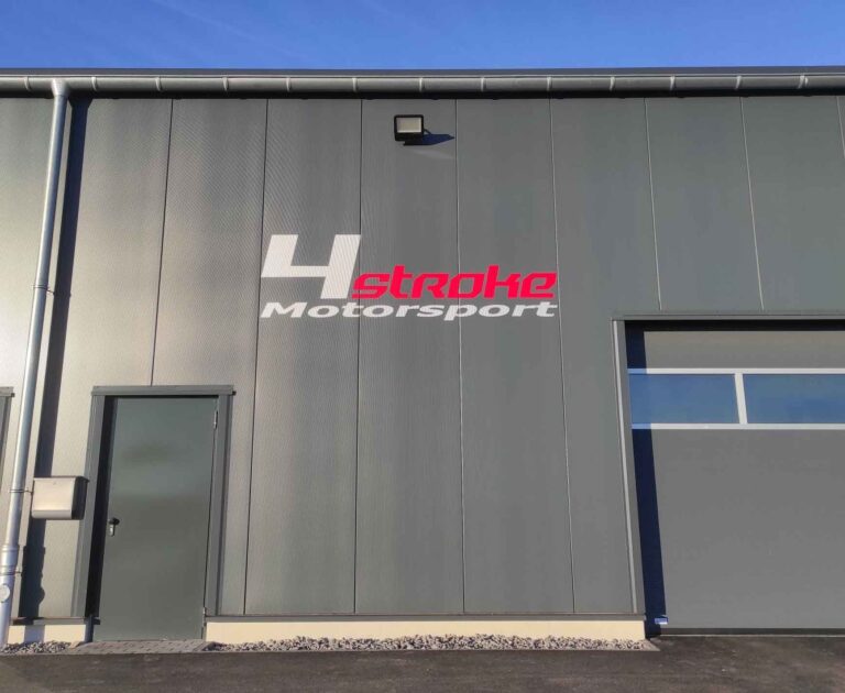 4Strike Motosport Fassadenbeschriftung