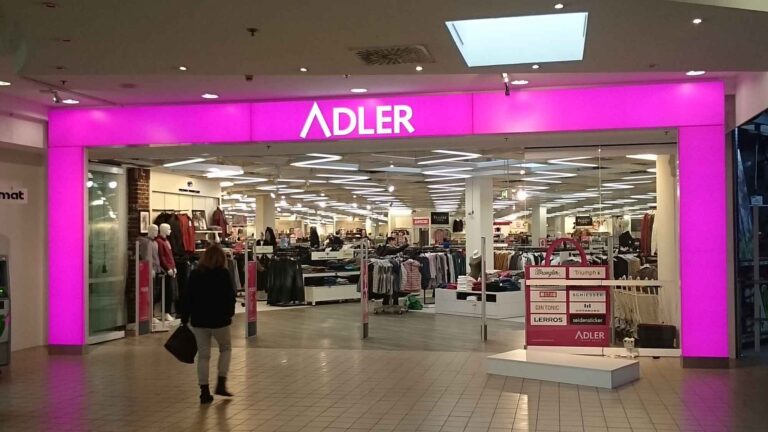Adler-Eingangsportal im Einkaufszentrum