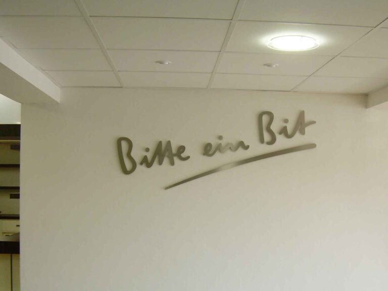 Fräsbuchstaben Bitte ein bit