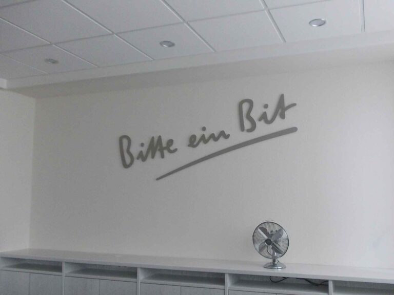 Fräsbuchstaben Bitte ein Bit