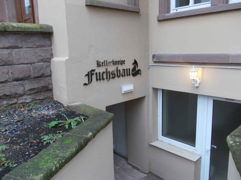 Fräsbuchstaben Kellerkneipe Fuchsbau