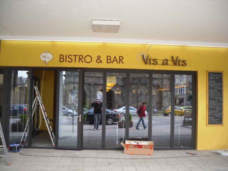Fräsbuchstaben Bistro & Bar Vis a Vis
